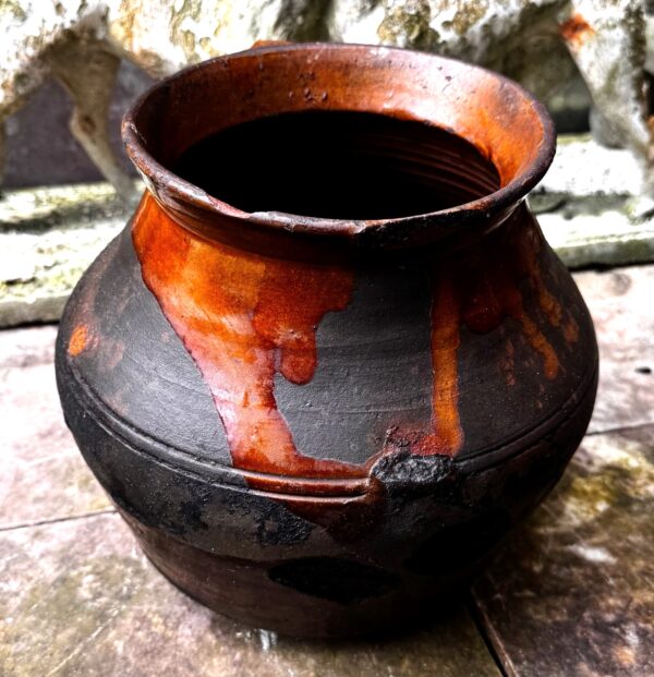 Rustieke donkerbruine aardewerken pot met handvat | Rustic dark‑brown earthenware pot, 1890