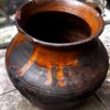 Rustieke donkerbruine aardewerken pot met handvat | Rustic dark‑brown earthenware pot, 1890