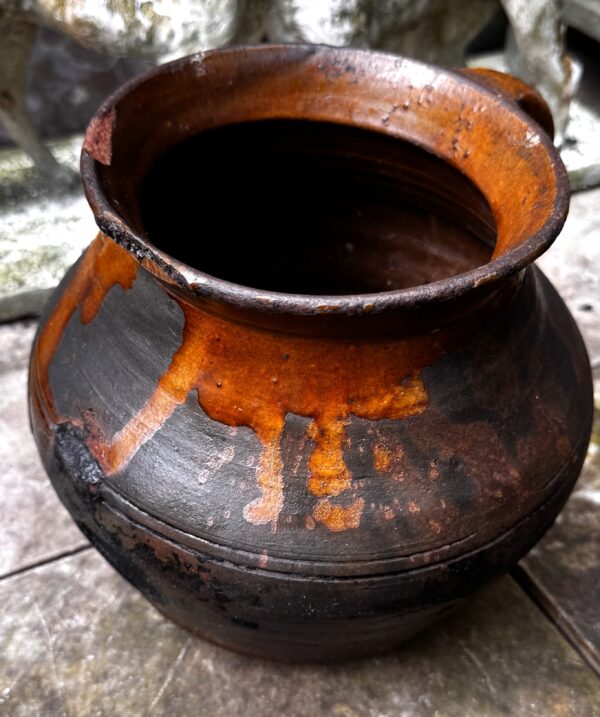 Rustieke donkerbruine aardewerken pot met handvat | Rustic dark‑brown earthenware pot, 1890