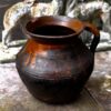 Rustieke donkerbruine aardewerken pot met handvat | Rustic dark‑brown earthenware pot, 1890