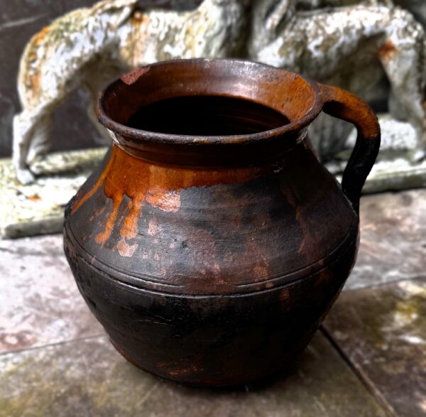 Rustieke donkerbruine aardewerken pot met handvat | Rustic dark‑brown earthenware pot, 1890