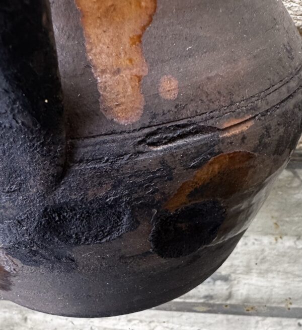 Rustieke donkerbruine aardewerken pot met handvat | Rustic dark‑brown earthenware pot, 1890
