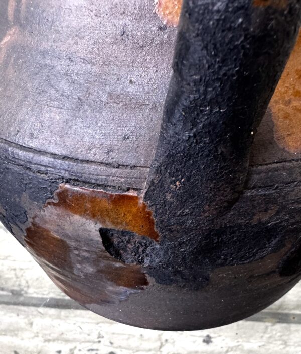 Rustieke donkerbruine aardewerken pot met handvat | Rustic dark‑brown earthenware pot, 1890