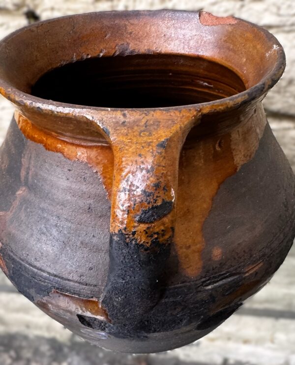 Rustieke donkerbruine aardewerken pot met handvat | Rustic dark‑brown earthenware pot, 1890