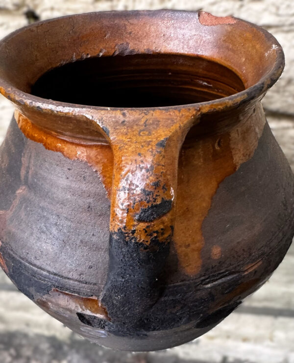 Rustic dark‑brown earthenware pot with handle, 19th C (4)_resultaat Rustieke donkerbruine aardewerken pot met handvat | Rustic dark‑brown earthenware pot, 1890