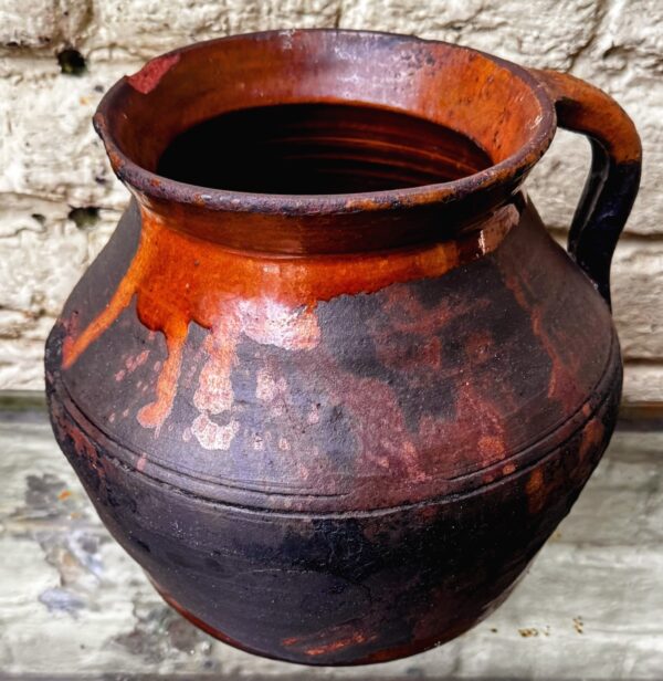 Rustieke donkerbruine aardewerken pot met handvat | Rustic dark‑brown earthenware pot, 1890