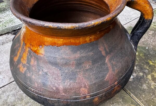 Rustieke donkerbruine aardewerken pot met handvat | Rustic dark‑brown earthenware pot, 1890