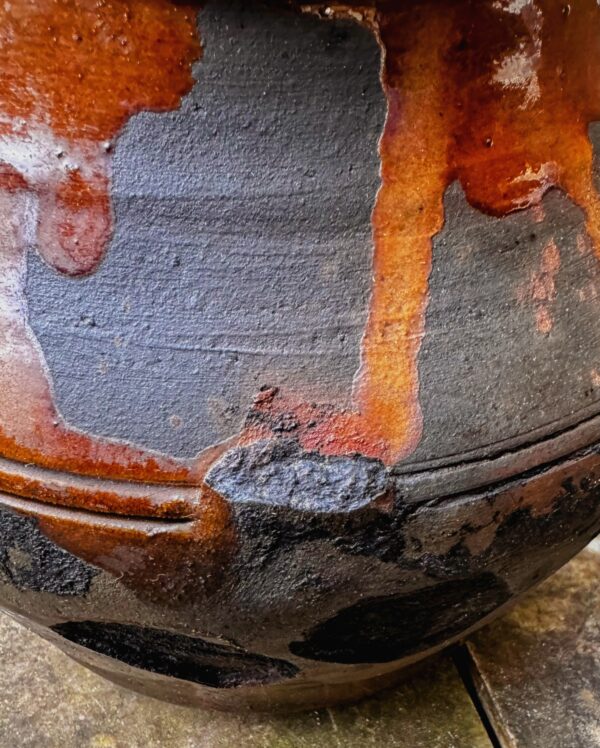 Rustieke donkerbruine aardewerken pot met handvat | Rustic dark‑brown earthenware pot, 1890