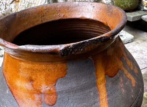 Rustieke donkerbruine aardewerken pot met handvat | Rustic dark‑brown earthenware pot, 1890