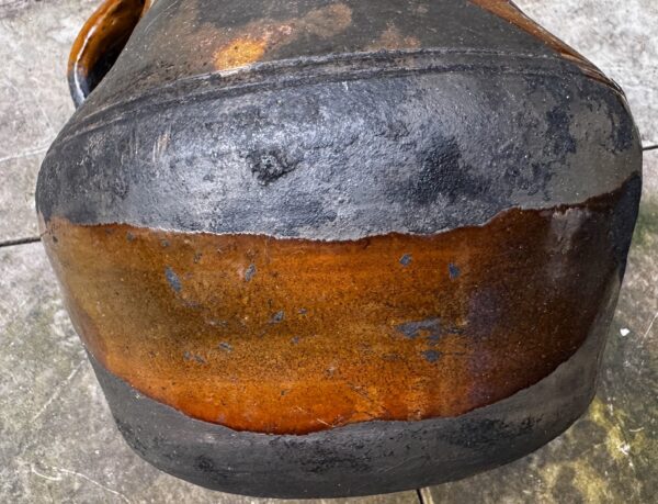Rustieke donkerbruine aardewerken pot met handvat | Rustic dark‑brown earthenware pot, 1890