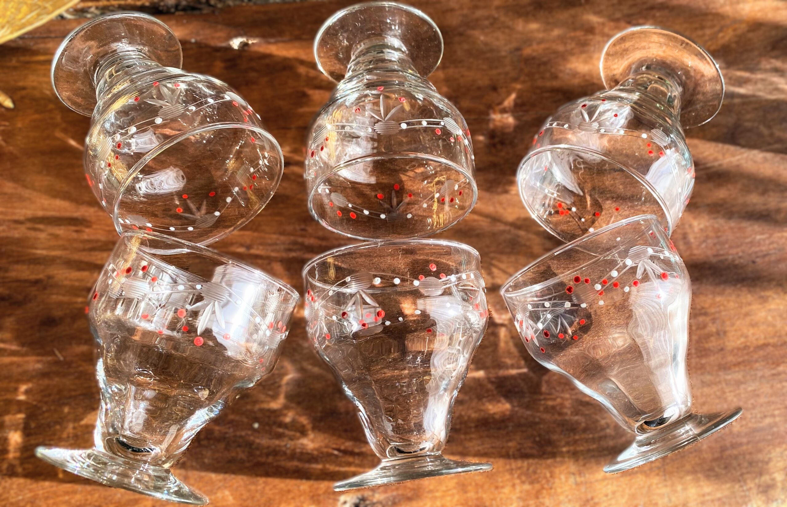 Antieke elegante druppelvormige kristallen glaasjes met gouden rand, set van 2 – ca. 20e eeuw