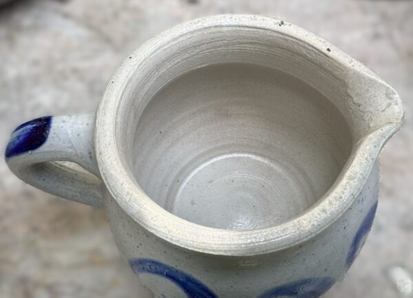 Klein Keuls kannetje in zoutgeglazuurd steengoed | Small Cologne stoneware jug, salt‑glazed – ca. 1900