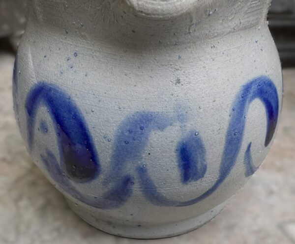 Klein Keuls kannetje in zoutgeglazuurd steengoed | Small Cologne stoneware jug, salt‑glazed – ca. 1900