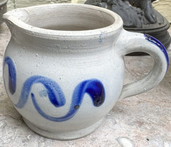 Klein Keuls kannetje in zoutgeglazuurd steengoed | Small Cologne stoneware jug, salt‑glazed – ca. 1900