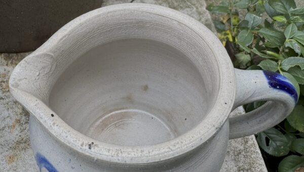 Klein Keuls kannetje in zoutgeglazuurd steengoed | Small Cologne stoneware jug, salt‑glazed – ca. 1900