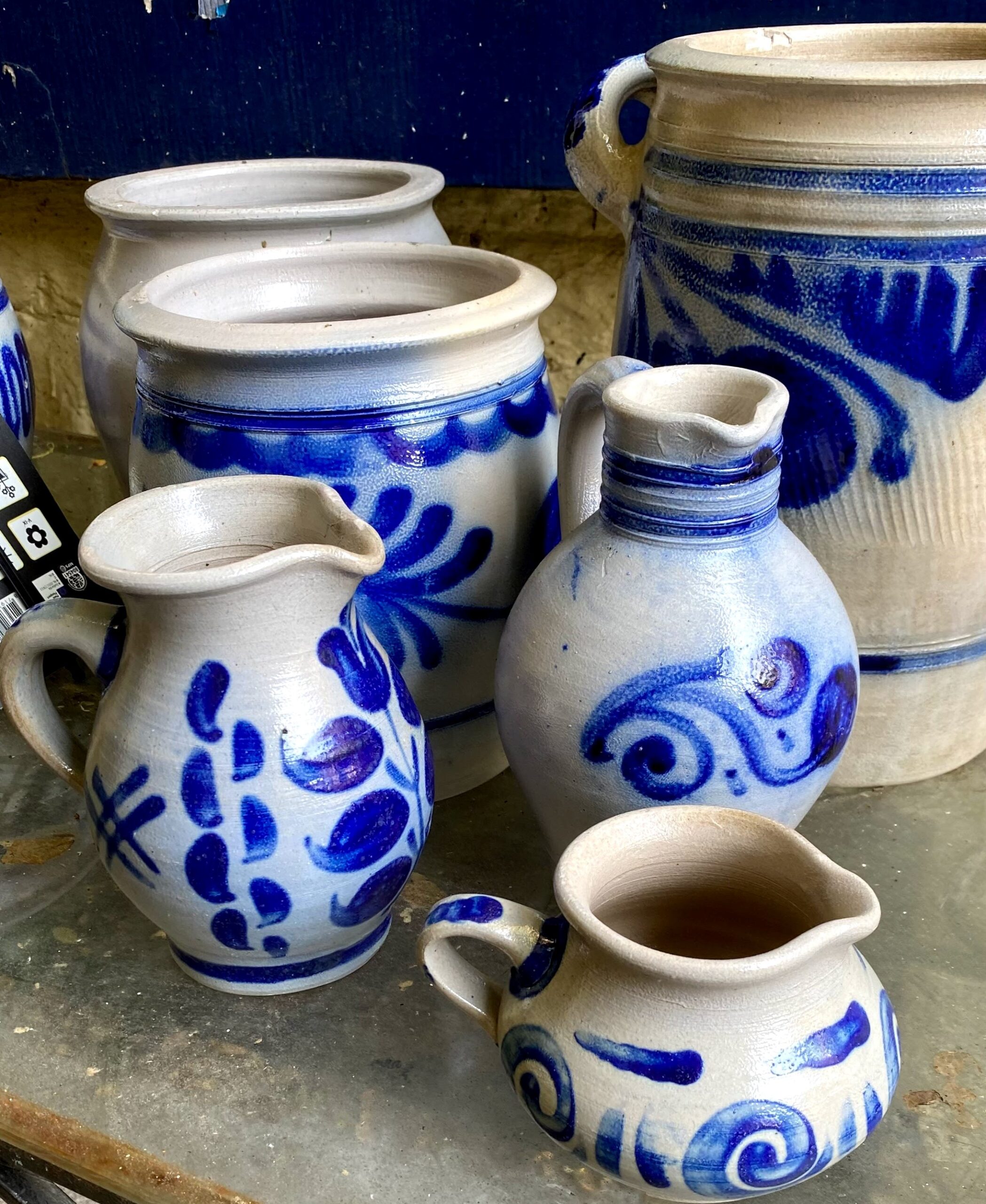 Vintage Keuls aardewerk familie Aardewerken keukenpot met bloemen en leeuwenkopjes | Earthenware kitchen jar with floral décor and lion‑head handles, 20th century
