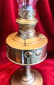 brass-and-copper-oil-lamps Amberkleurig Lumetta olielampje – Duitsland ca. 1880