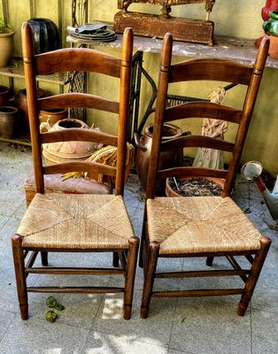 chairs-armchairs-and-benches Arabische kameelkruk met lederen sterrenmotief en koperen details – handgemaakt decorstuk
