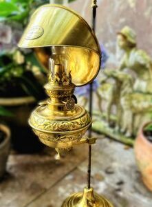 decorative-table-lamps-with-character Amberkleurig Lumetta olielampje – Duitsland ca. 1880