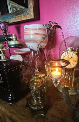 small-ambient-lamps-and-curiosities Bordeauxrode emaille blaker met florale decoratie – ca. 1900