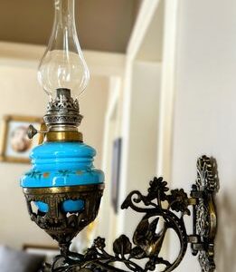wall-mounted-oil-lamps Amberkleurig Lumetta olielampje – Duitsland ca. 1880