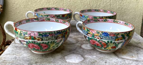 4 Chinese eggshell porcelain teacups Rose Canton – c.1900 (1) 4 Chinese eierschaalporseleinen theekopjes Rose Canton | 4 Chinese eggshell porcelain teacups Rose Canton – c.1900