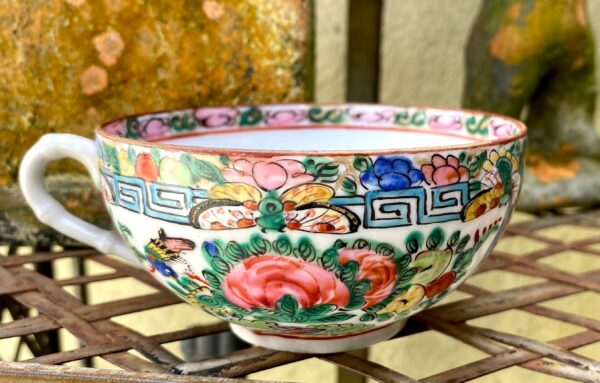 4 Chinese eggshell porcelain teacups Rose Canton – c.1900 (10) 4 Chinese eierschaalporseleinen theekopjes Rose Canton | 4 Chinese eggshell porcelain teacups Rose Canton – c.1900