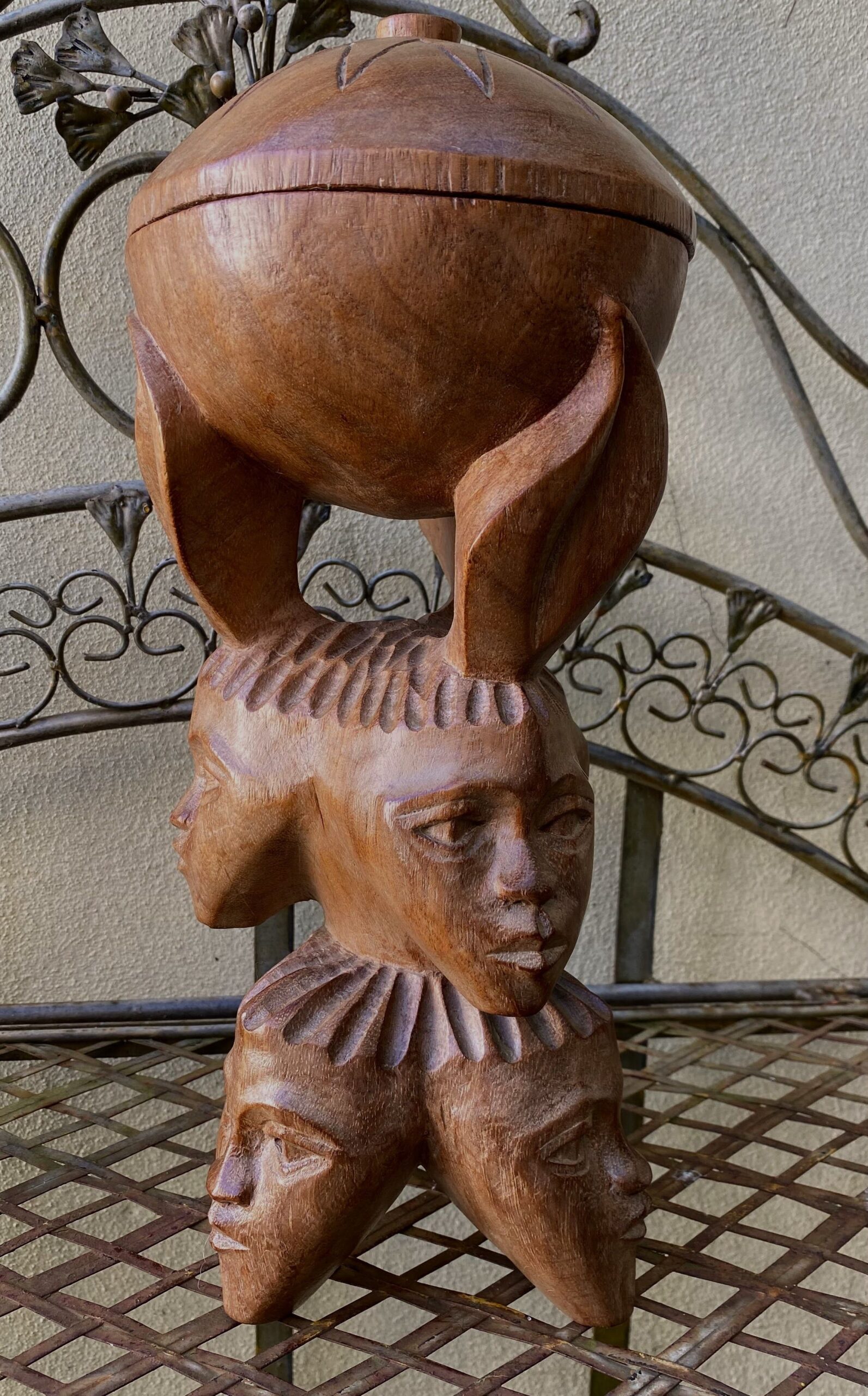 5278134035.jpg Afrikaanse houten pot met deksel – gebeeldhouwd met vrouwengezichten, Kuba Lele traditie, begin–midden 20e eeuw