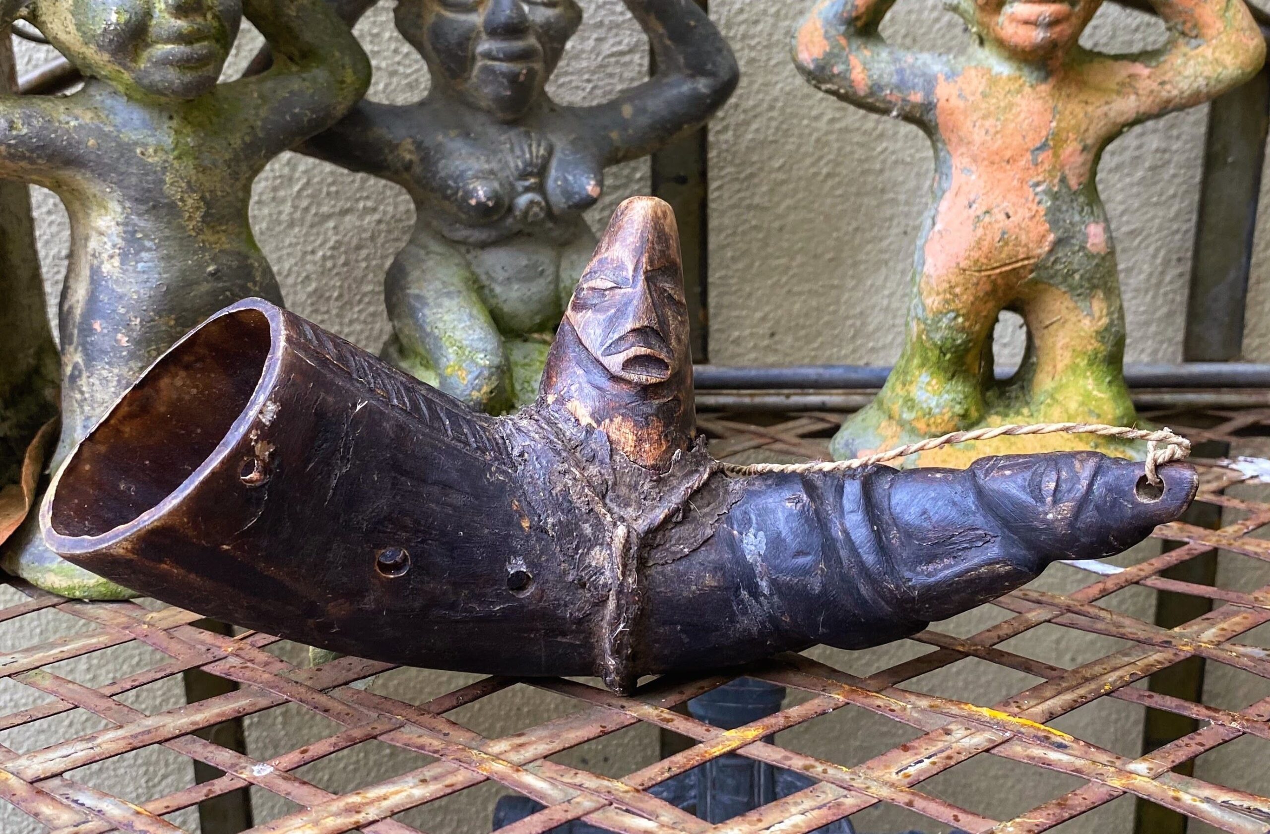 5278135670.jpg Prachtige Afrikaanse rituele blaashoorn waarschijnlijk – sculpturaal en geladen