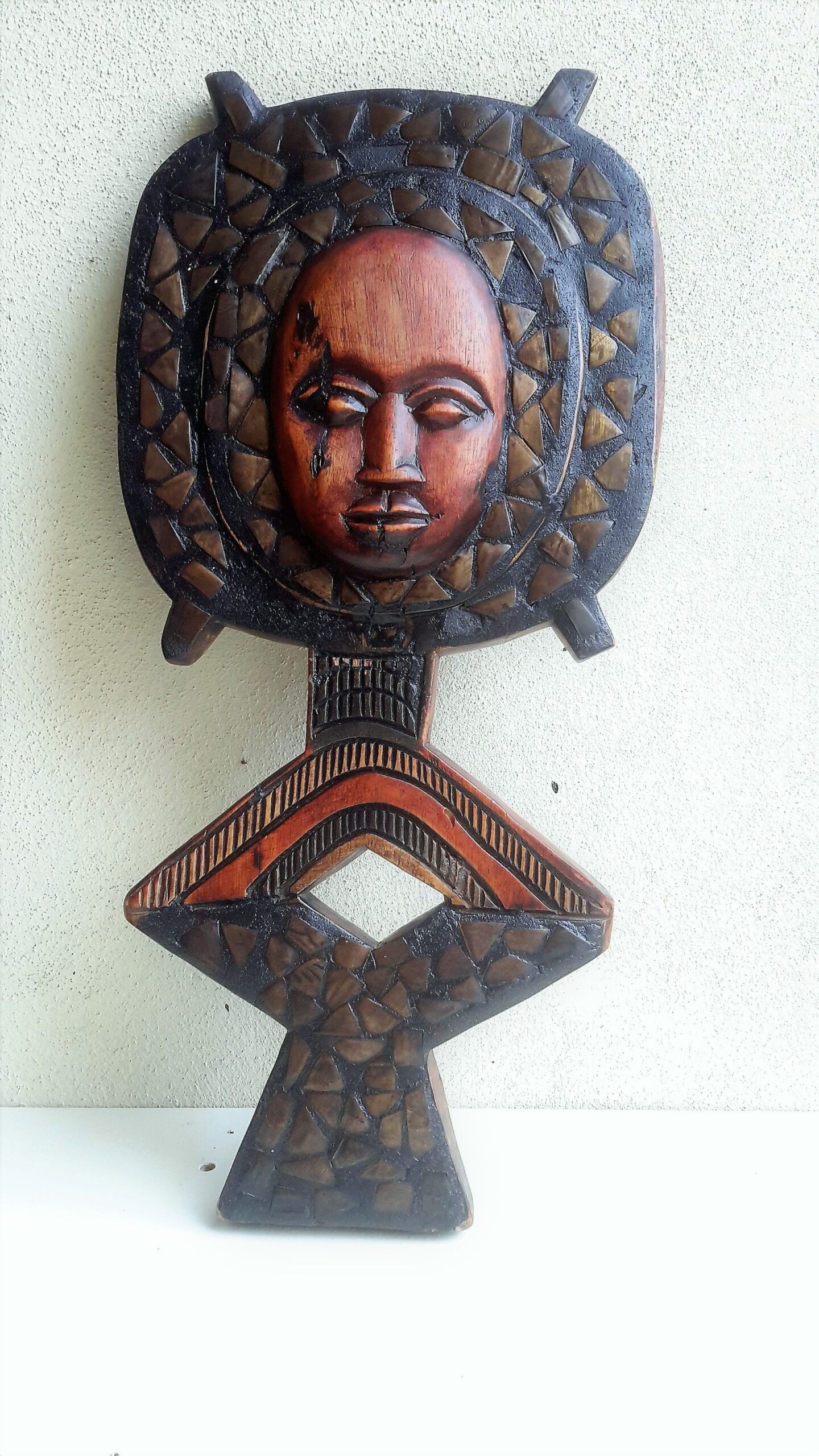 5292590124.jpg Authentiek Afrikaans masker met koperinleg – krachtig en decoratief