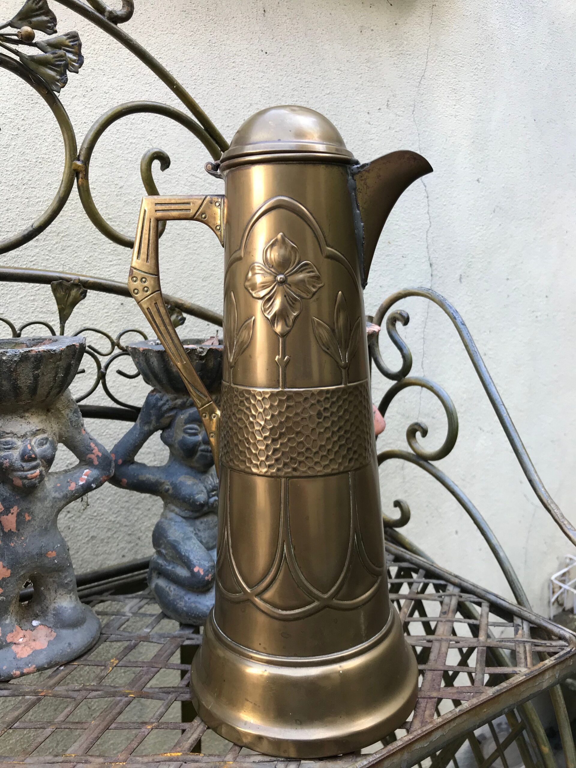 Art Nouveau koperen wijnkan – sierlijke florale reliëfs, vroege 20e eeuw