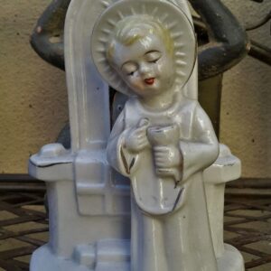 Prachtig Vintage Porseleinen Devotiebeeld – Engel/Priesterkind in Priestergewaad met Altaar en Hostie, Sacraal Communieobject ca. 1930–40