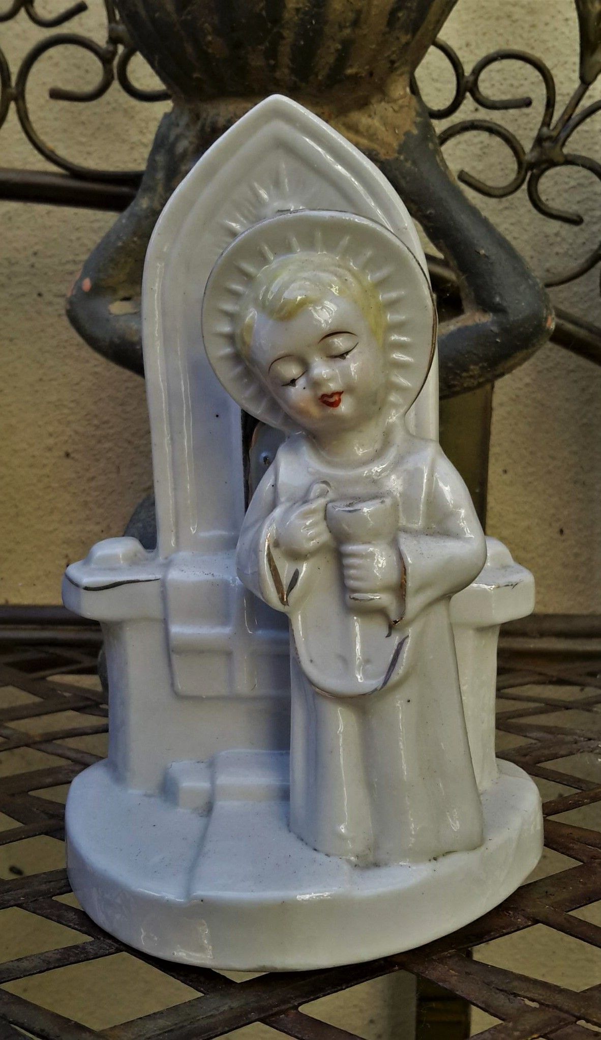 Prachtig Vintage Porseleinen Devotiebeeld – Engel/Priesterkind in Priestergewaad met Altaar en Hostie, Sacraal Communieobject ca. 1930–40