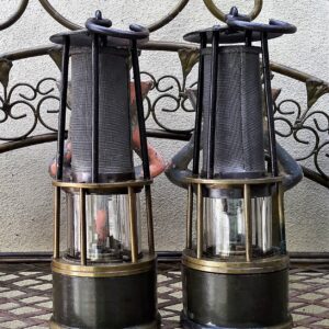 5298684384.jpg Koppel originele Belgische mijnwerkerslampen ca. 1930 – staal, koper en glas met ophanghaak en mica-filter