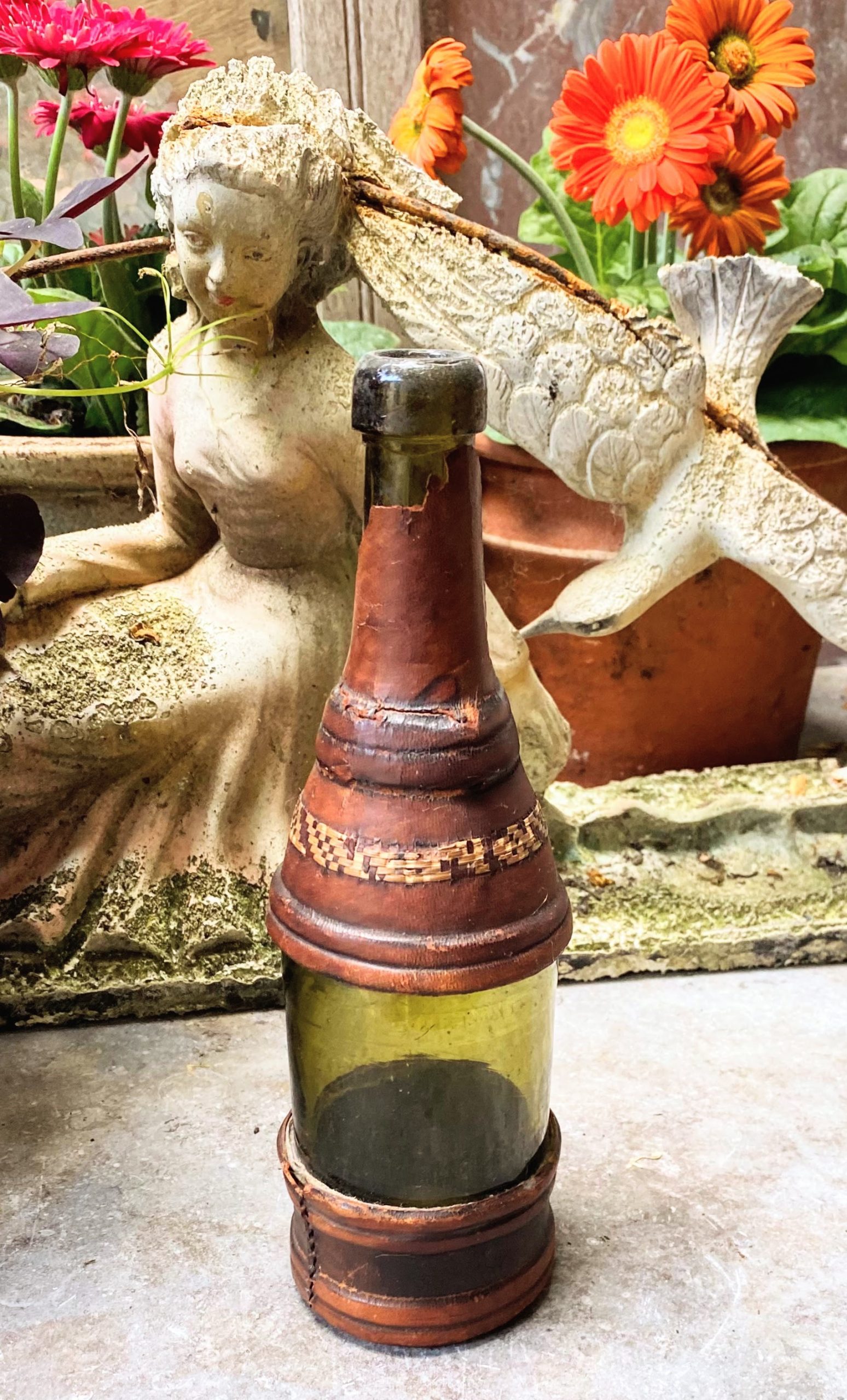 5305506101.jpg Mandinka-fles in rood leer en vezelweefsel – Sierra Leone, ca. 1850–1927
