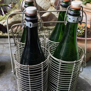 Franse Champagneflessenset – Groene Glazen Flessen met Porseleinen Stop in Origineel Draadmandje – ca. 1930