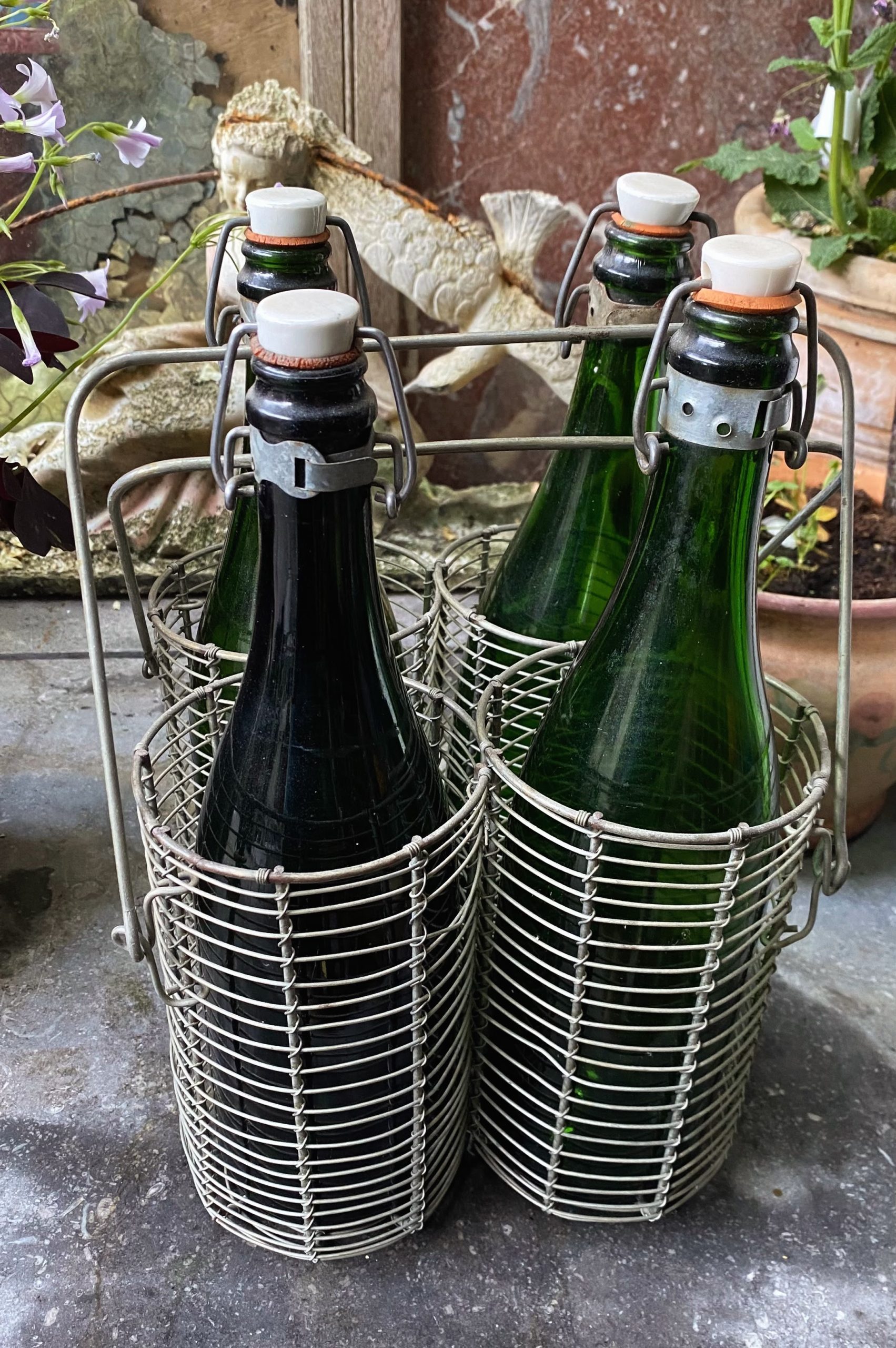 5305506137.jpg Franse Champagneflessenset – Groene Glazen Flessen met Porseleinen Stop in Origineel Draadmandje – ca. 1930