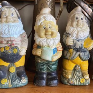 5305507328.jpg Antieke aardewerken tuinkabouters met vervaagde verflaag ca. 1950 - Trio met nostalgische charme