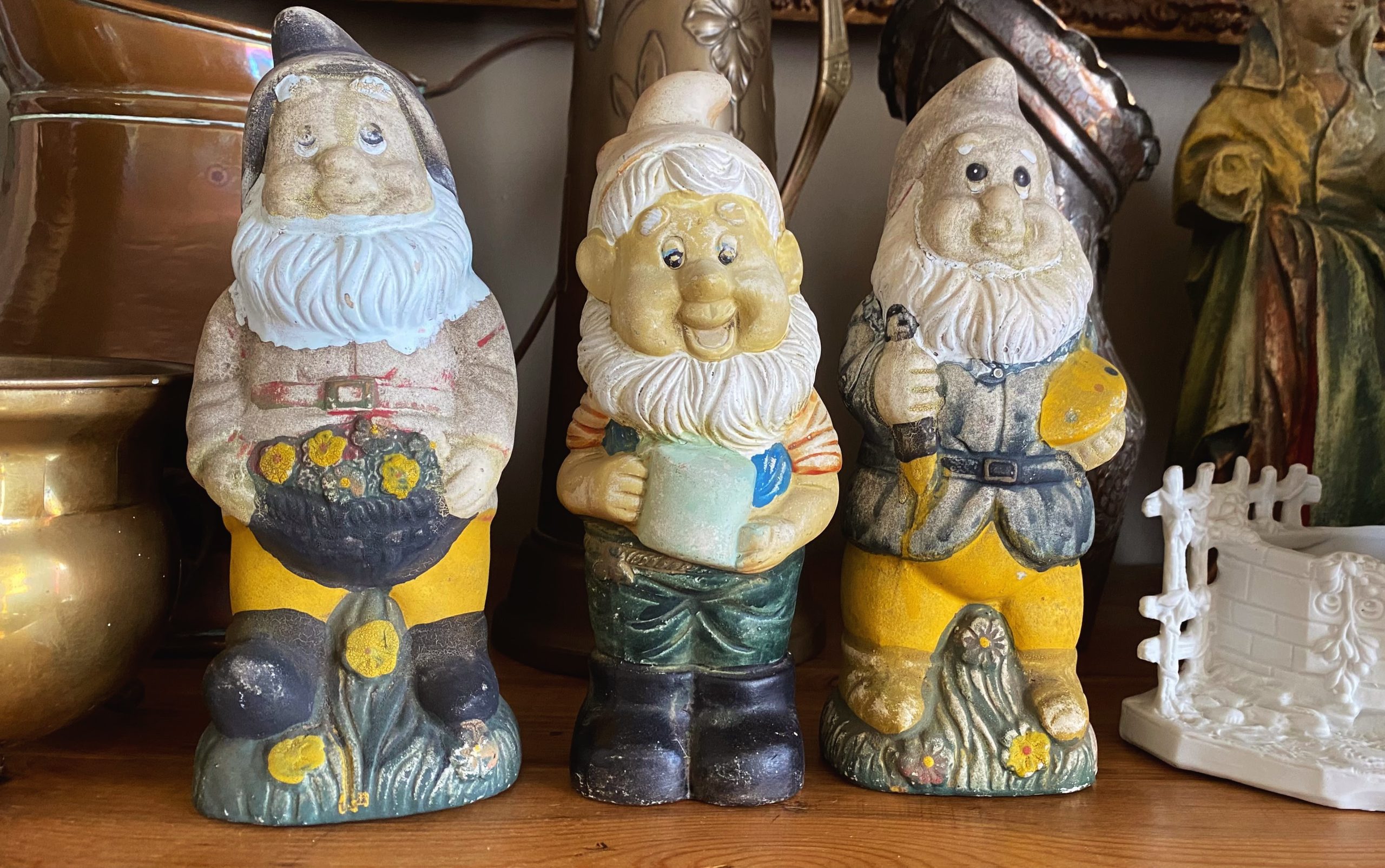 5305507328.jpg Antieke aardewerken tuinkabouters met vervaagde verflaag ca. 1950 - Trio met nostalgische charme
