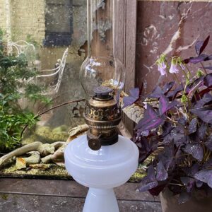 Antieke witgrijze Opaline olielamp – Augusta 20 Brenner voor Bostyn Bruxelles, ca. eind 19e eeuw
