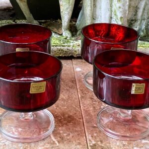 Vintage set van 4 robijnrode sokkelglazen – Luminarc Verrerie d’Arques France, jaren ’70