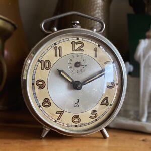 5305510469.jpg Franse chromen Jaz‑wekker met gele wijzerplaat – jaren 1950