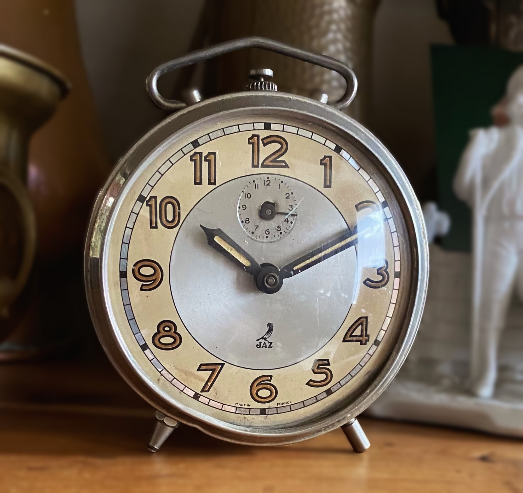 5305510469.jpg Franse chromen Jaz‑wekker met gele wijzerplaat – jaren 1950