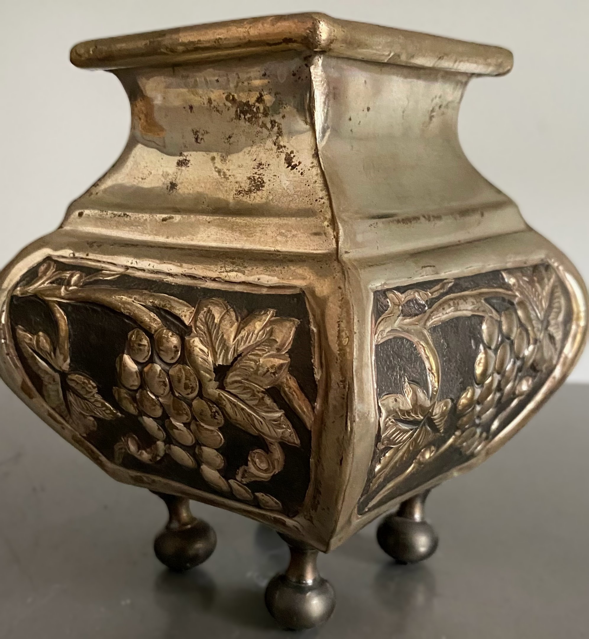 5305510481.jpg Decoratief balustervaasje op bolpootjes, vernikkeld met druivenmotief in bas-reliëf – India