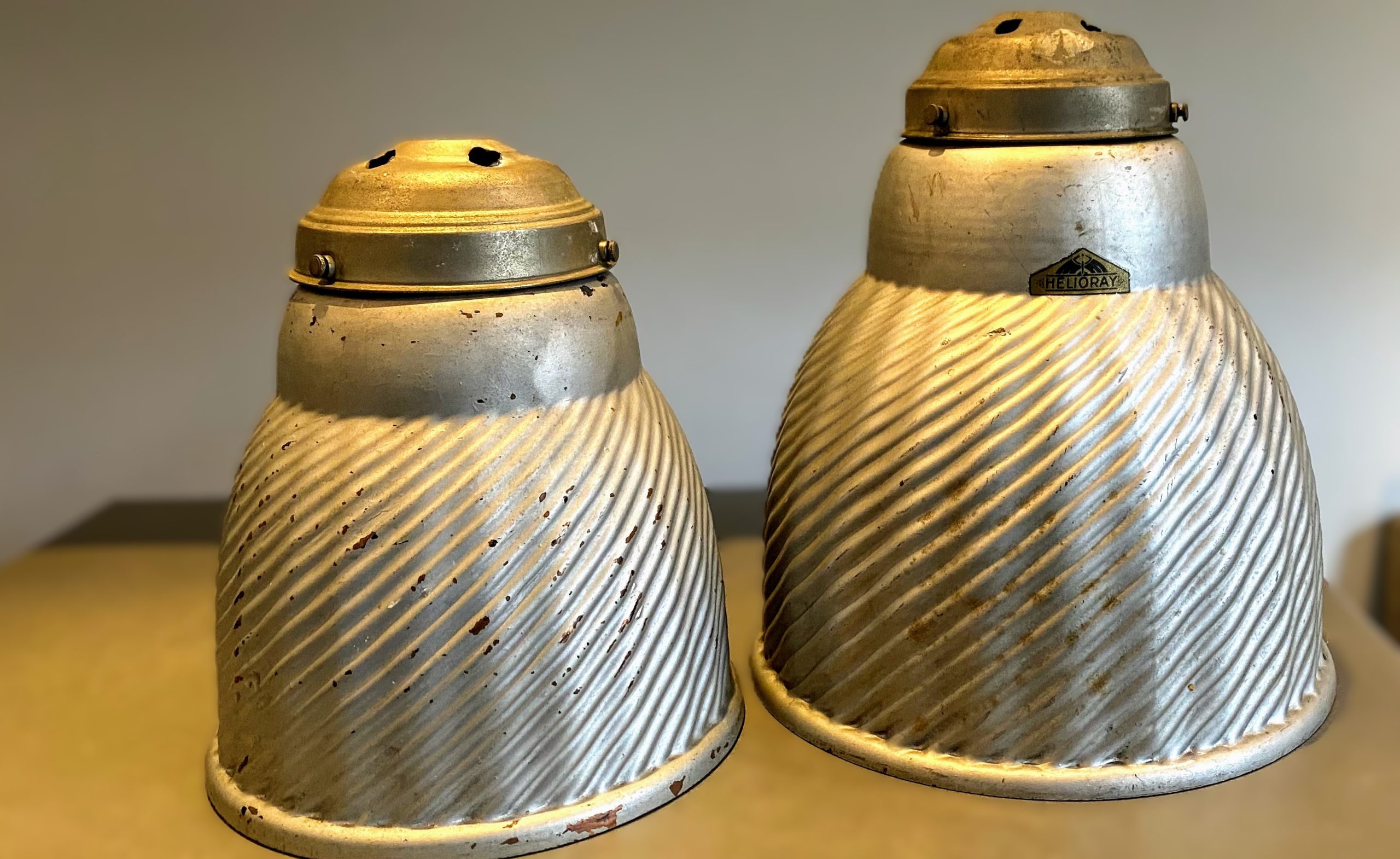 5305510709.jpg Unieke Engelse industriële gespiegelde glazen lampenkappen – Helioray, ca. 1930