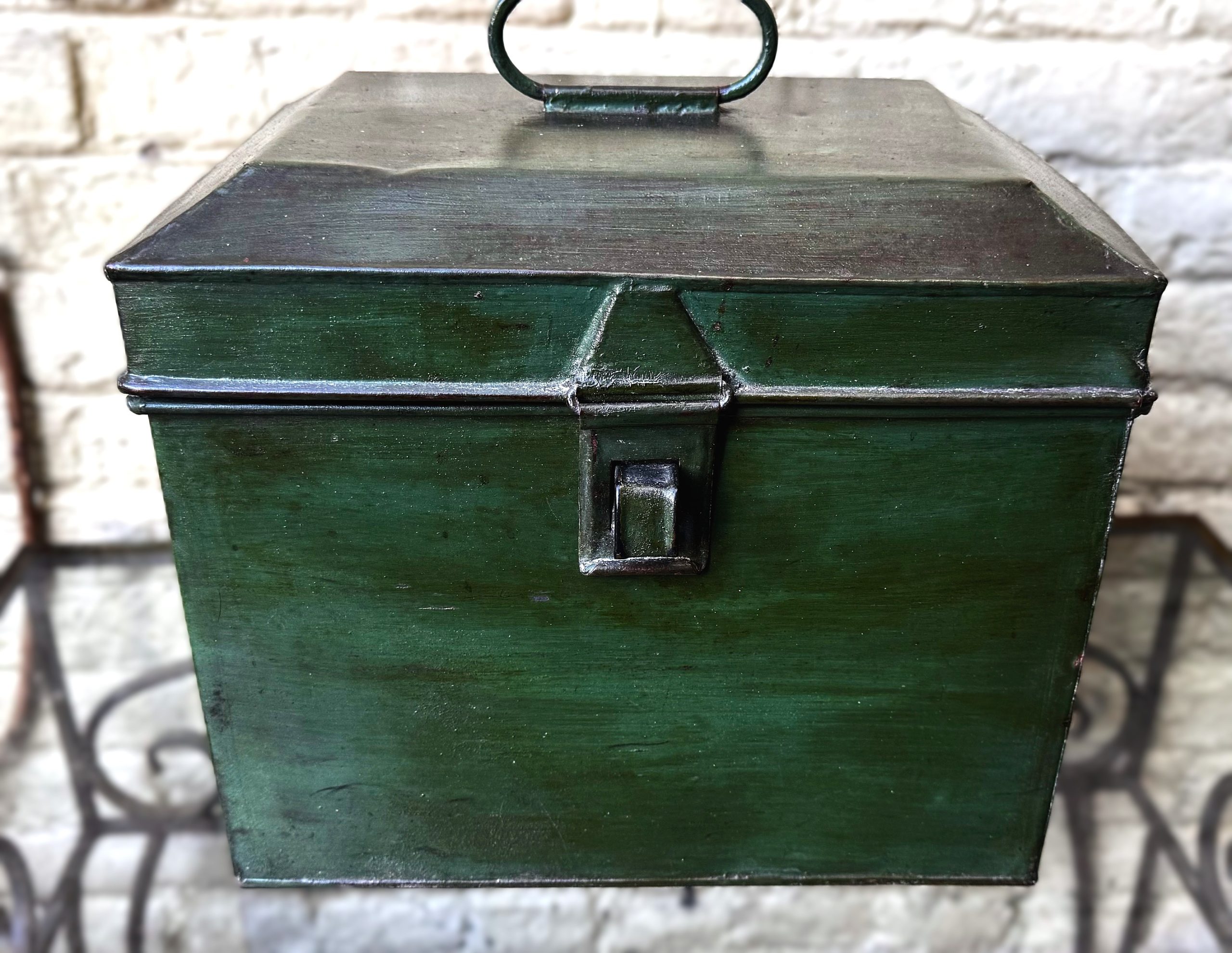 5305510848.jpg Oud metalen bakkersblik in groene Art Decostijl met een prachtige patina (ca. 1926)