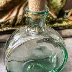 5305510909.jpg Vintage transparant lichtgroen apothekersflesje met kurkje – ca. 20e eeuw