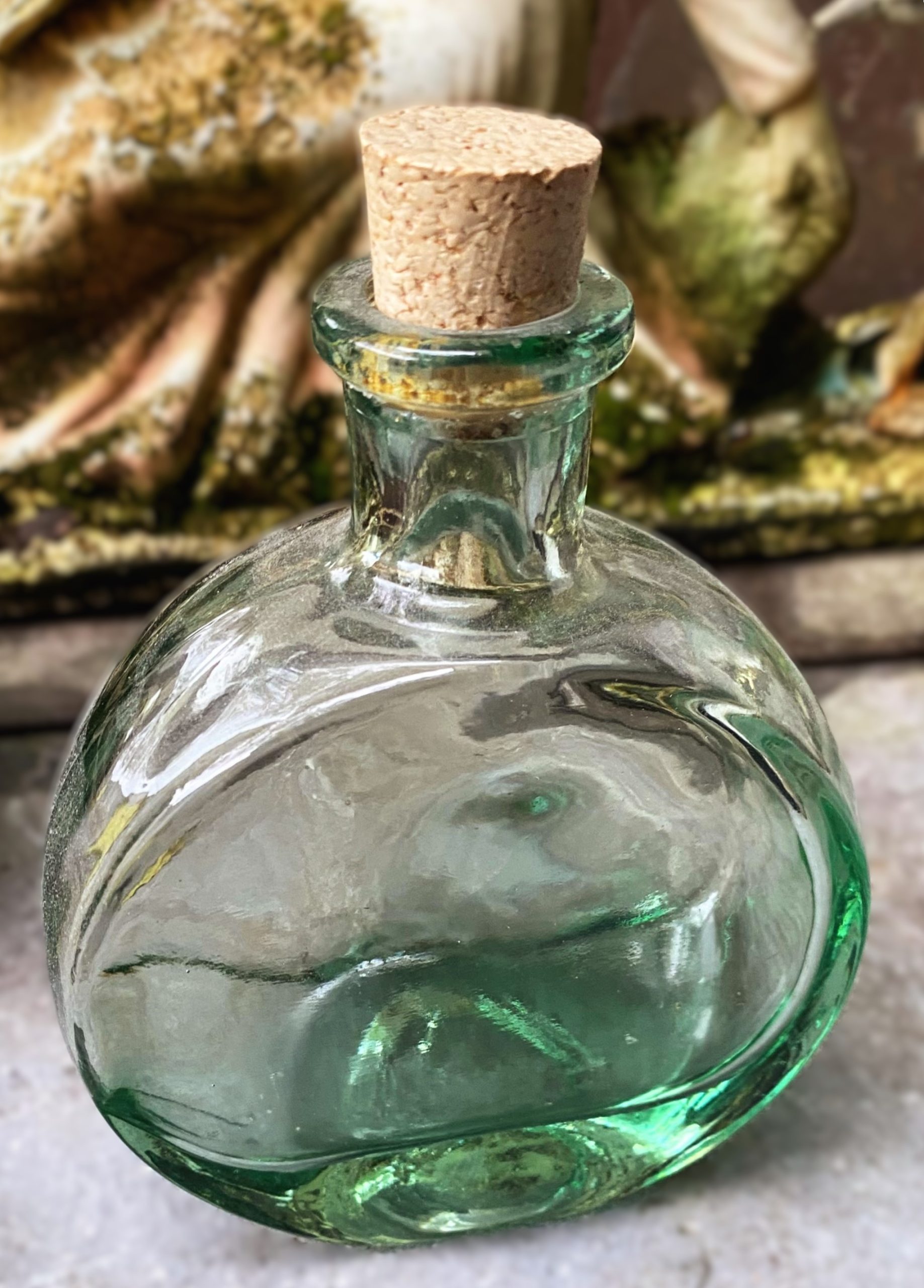 5305510909.jpg Vintage transparant lichtgroen apothekersflesje met kurkje – ca. 20e eeuw