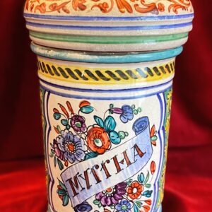 Rijk veel kleurige handbeschilderde terracotta apothekerspot Myrrha met deksel – ca. 20e eeuw