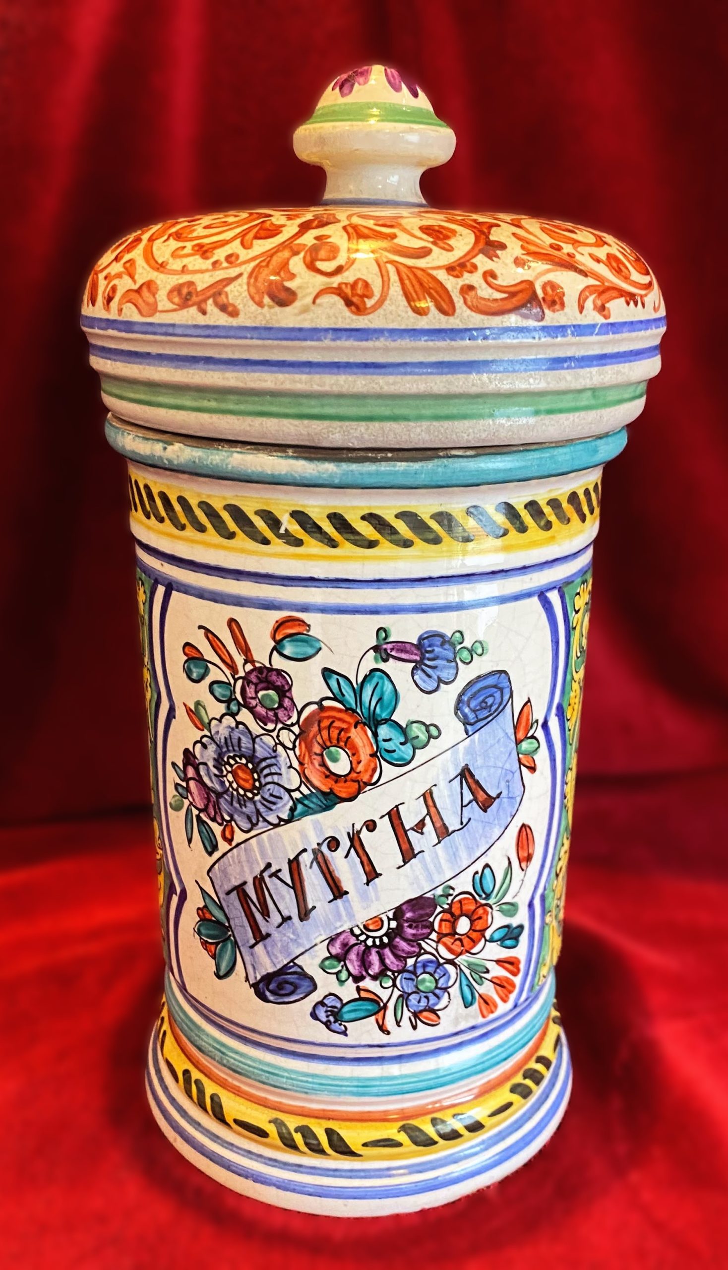 Rijk veel kleurige handbeschilderde terracotta apothekerspot Myrrha met deksel – ca. 20e eeuw